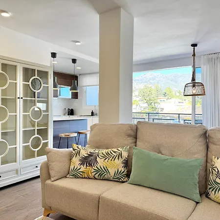 Oasis Ii Center With Mountain Views - Eaw Homes 아파트